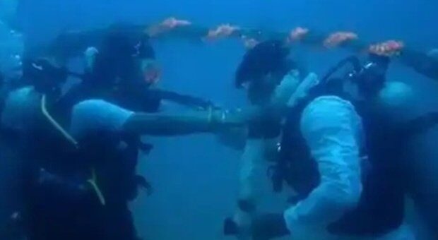 India, si sposano a 20 metri di profondità con lo scambio delle ghirlande