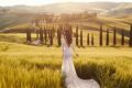 La nuova campagna Sposa Atelier Emé: un romantico viaggio fra i dolci paesaggi della Toscana